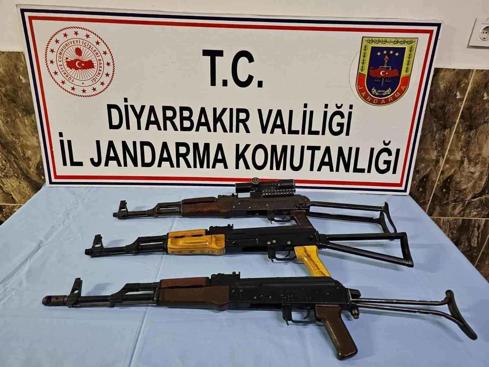 Jandarmanın durdurduğu araçta 3 adet AK-47 ele geçirildi