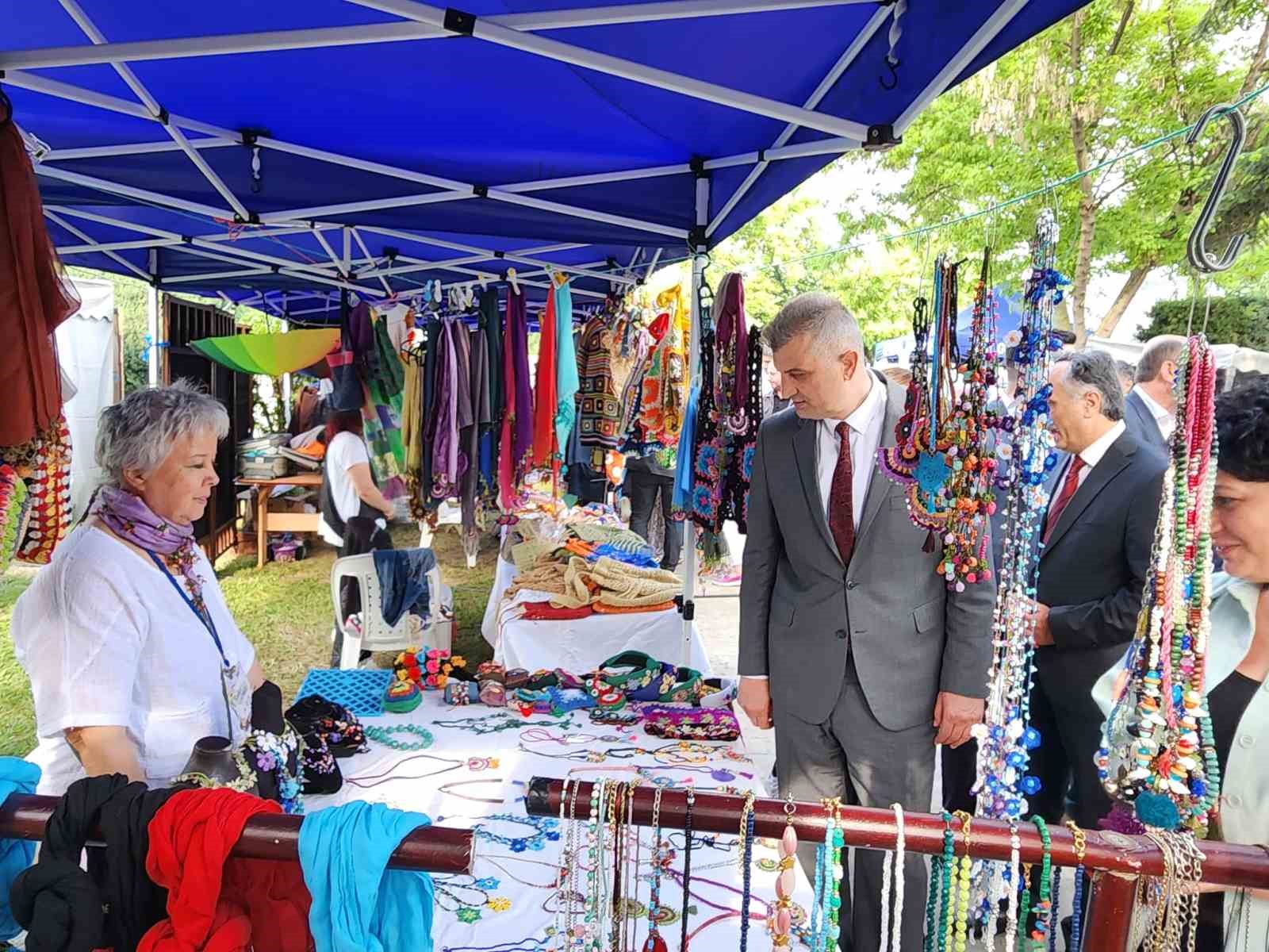 Kadınların el emeği ürünleri bahar şenliğinde stantlarda yerini aldı