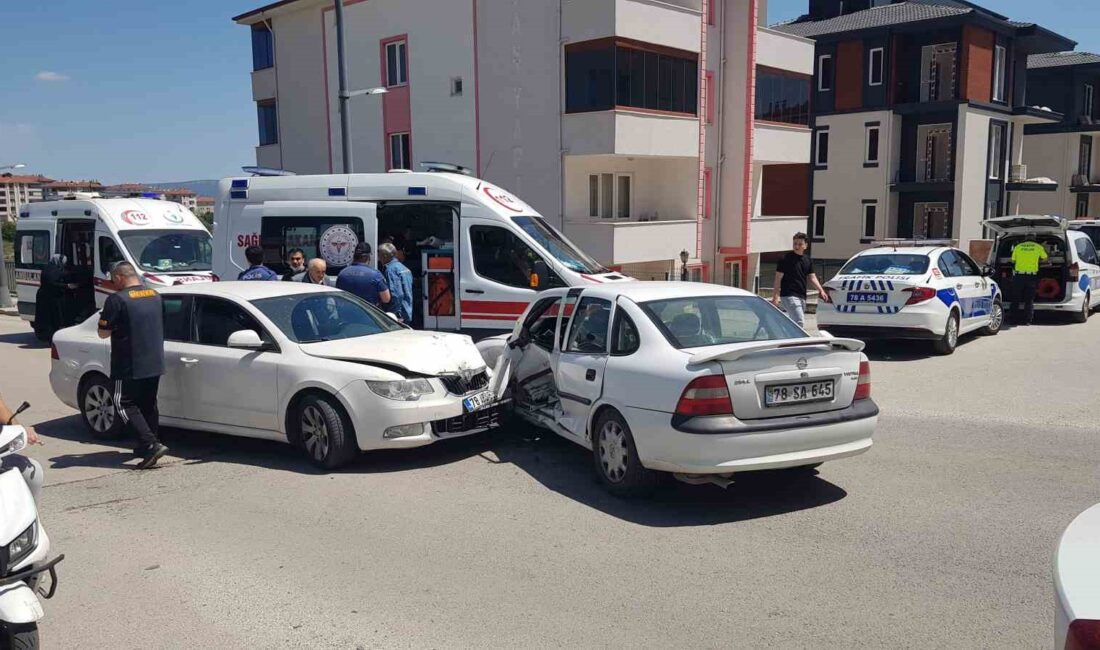 KARABÜK'TE İKİ OTOMOBİLİN ÇARPIŞMASI