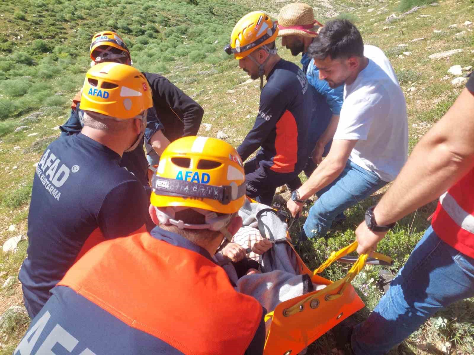 Kayalıklardan düşerek mahsur kalan 2 kişi kurtarıldı