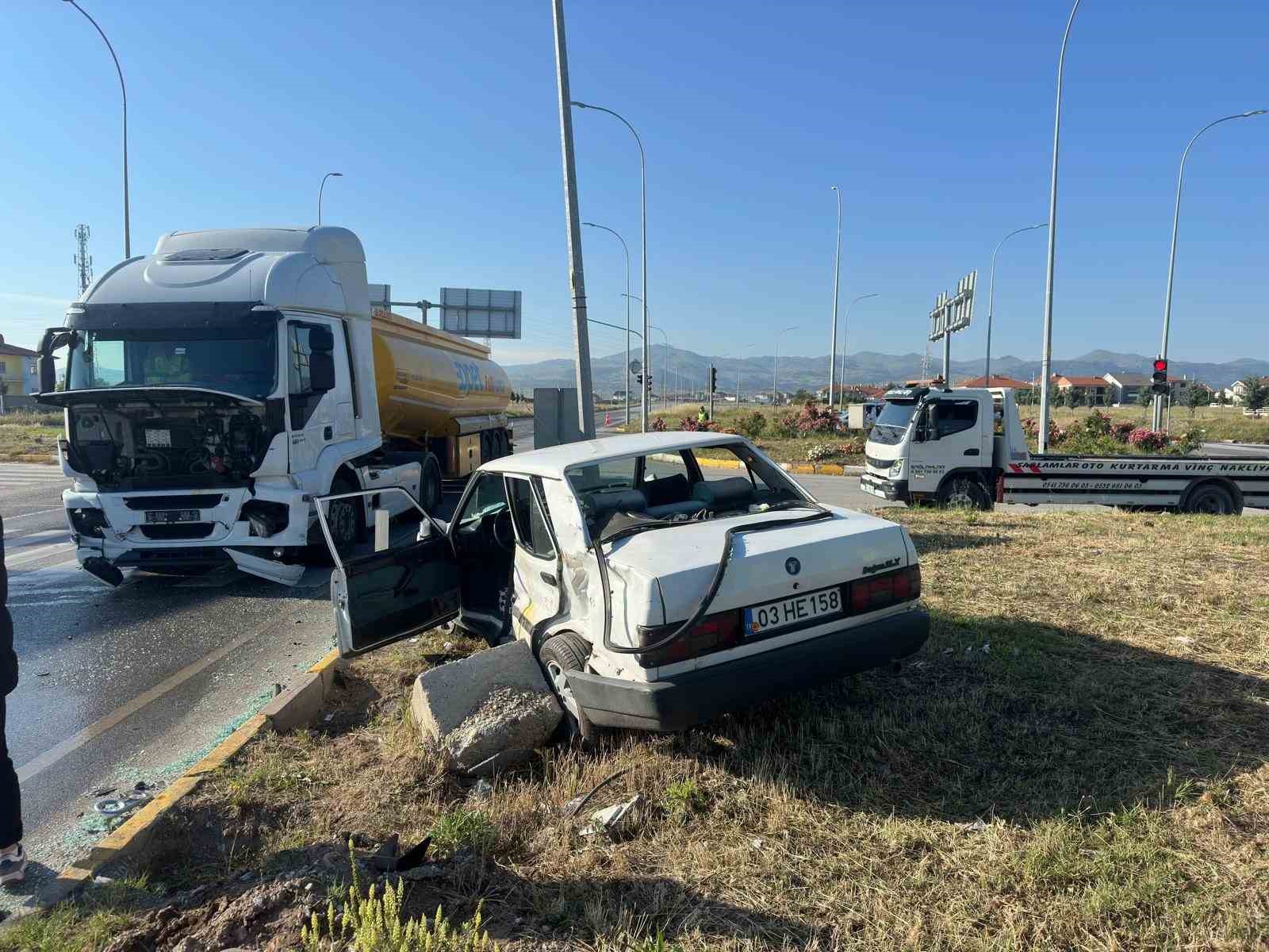 Kırmızı ışık ihlali yapan çekici otomobile çarptı, 3 yaralı