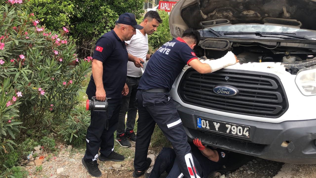 Kozan’da aracın motoruna giren kediyi CANKUR ekipleri kurtardı