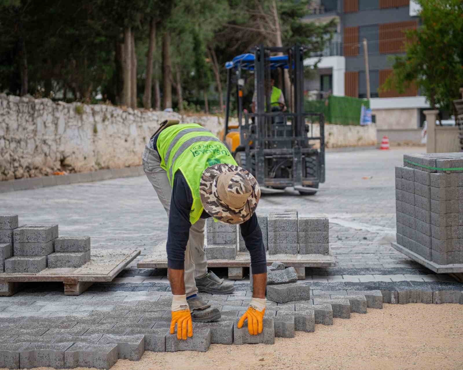 Kuşadası Belediyesi yol yapım çalışmalarına devam ediyor