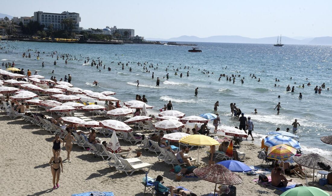 KUŞADASI’NDAKİ HALK PLAJLARINDA ŞEZLONG