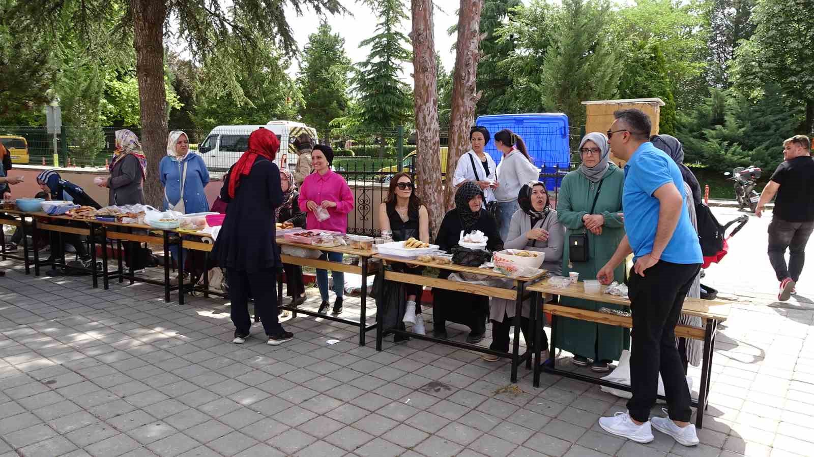 Kütahya Tavşanlı İstiklal Ortaokulu’nda Yardım Standları ve Bahar Şenliği Coşkusu