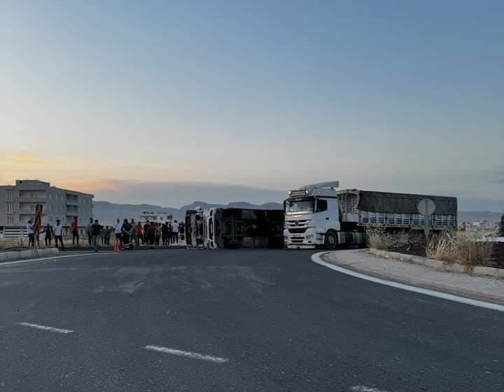 Mardin’de buğday yüklü kamyon devrildi: 1 yaralı