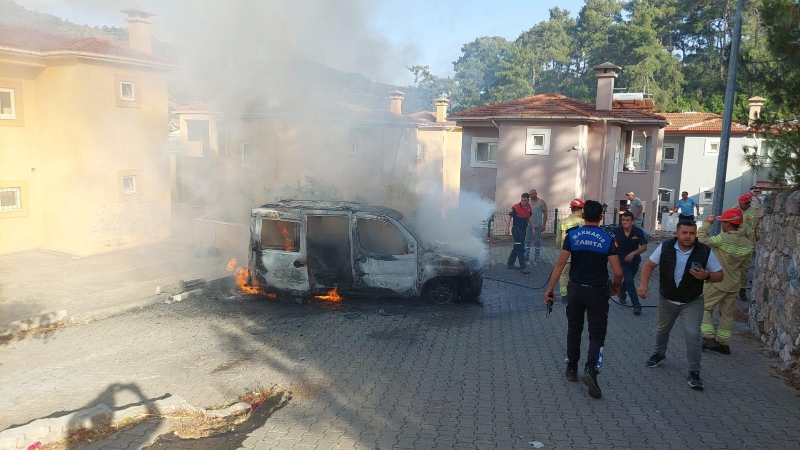 Marmaris’te bir şahıs kendi araçlarını ve evini ateşe verdi