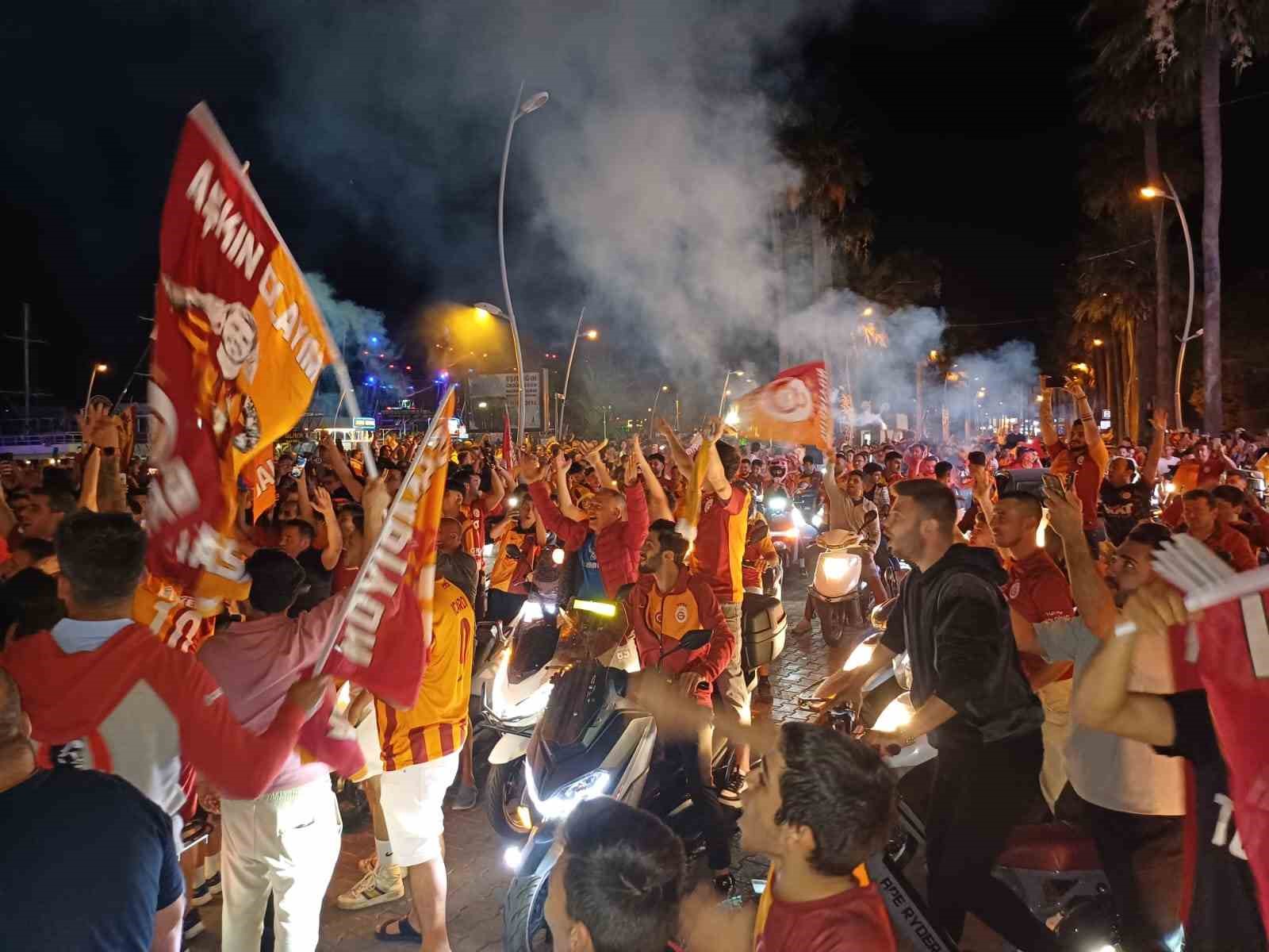 Marmaris’te Galatasaray taraftarları şampiyonluğu kutluyor