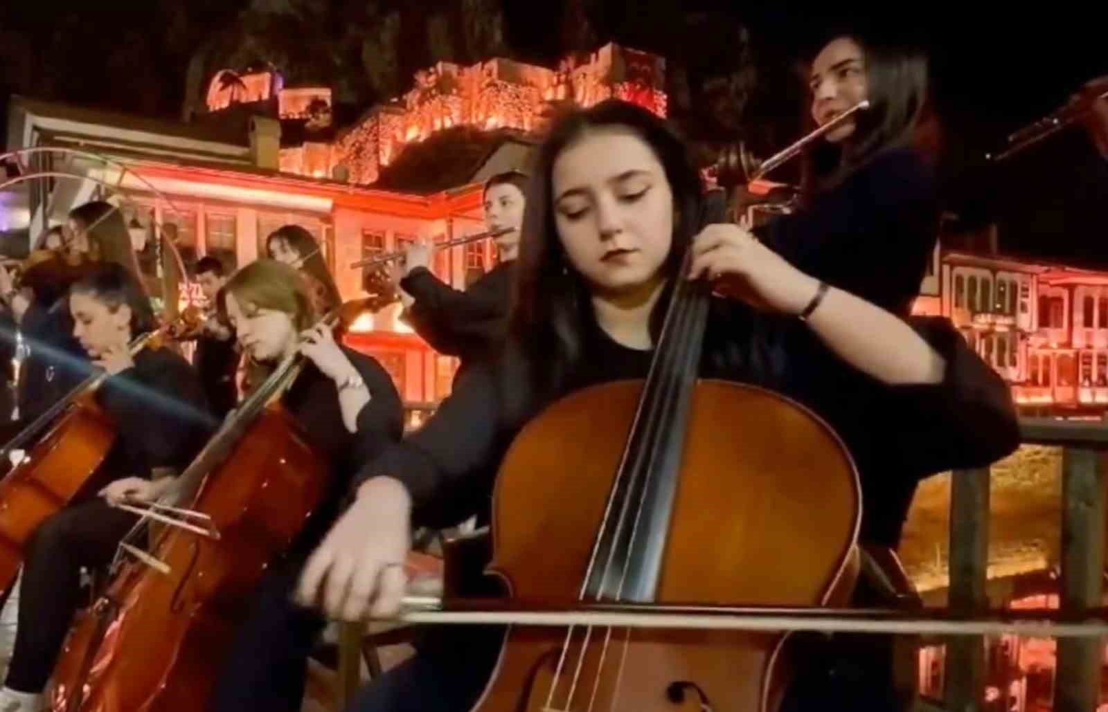 Milli Eğitim Bakanlığı, öğrencilerin çaldığı İstiklal Marşı’nı Amasya görüntüsüyle paylaştı