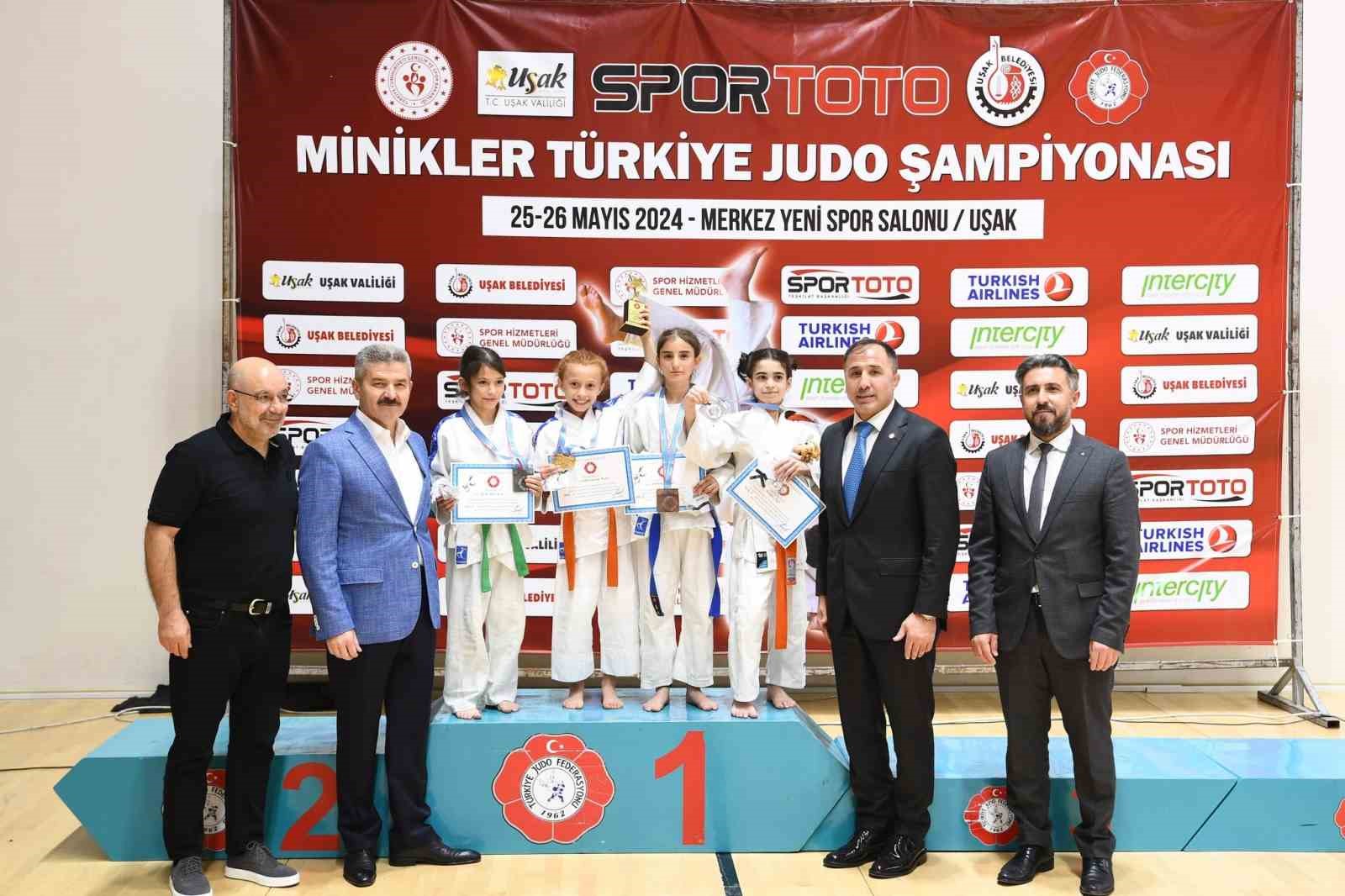 UŞAK YENİ SPOR SALONUNDA BAŞLAYAN VE 2 GÜN SÜRECEK OLAN