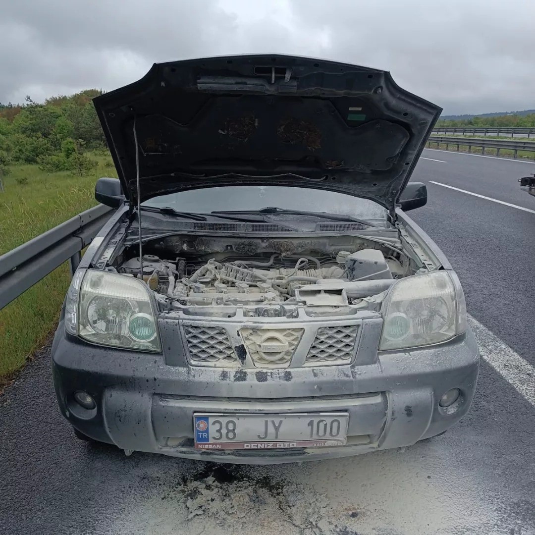 Motor kısmından alev alan cip, sürücüsünün müdahalesiyle yanmaktan kurtuldu