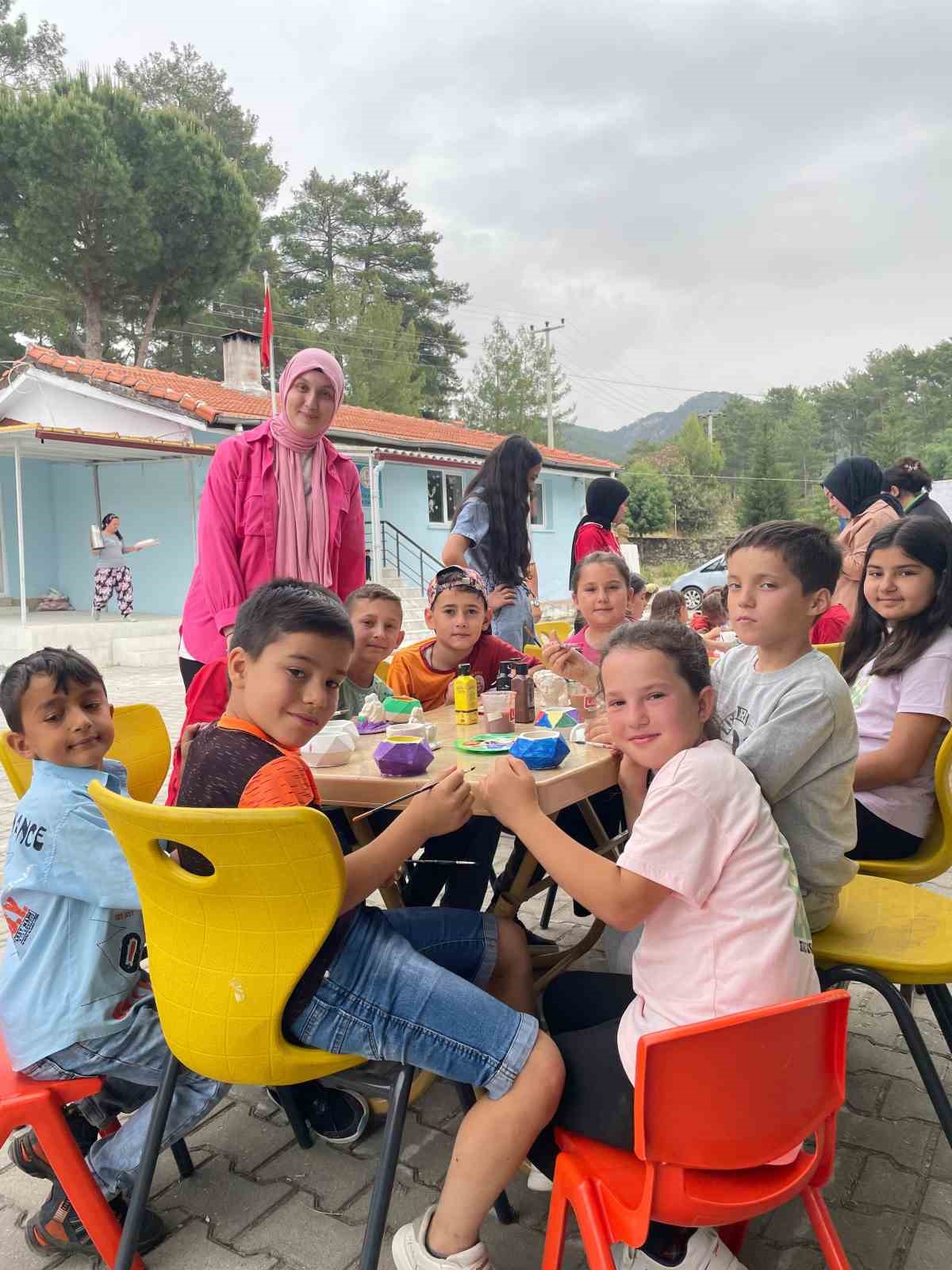 Muğla’da gönüllü gençlerden geleneksel çocuk oyunları etkinliği