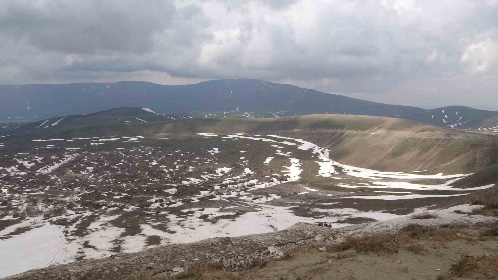 Nemrut Krater Gölü’nde iki mevsim bir arada yaşanıyor