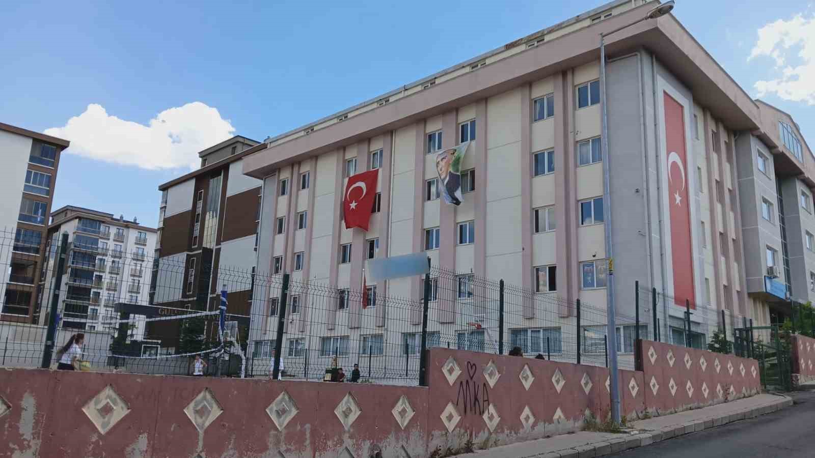 ANKARA'DA İKİ ORTAOKUL ÖĞRENCİ ARASINDA ÇIKAN KESİCİ ALETLİ KAVGADA YARALANAN