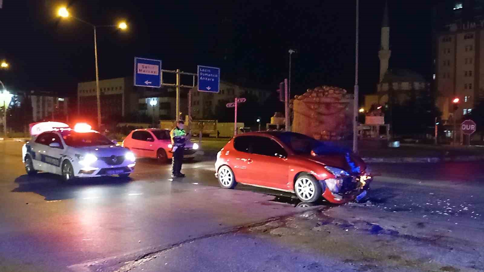 Otomobil hafif ticari araca çarptı: 3 yaralı