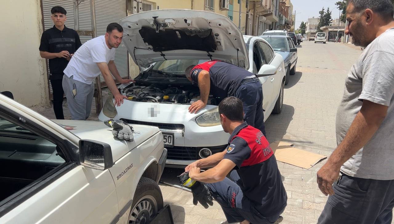 Otomobilin motor kısmına giren kedi kurtarıldı