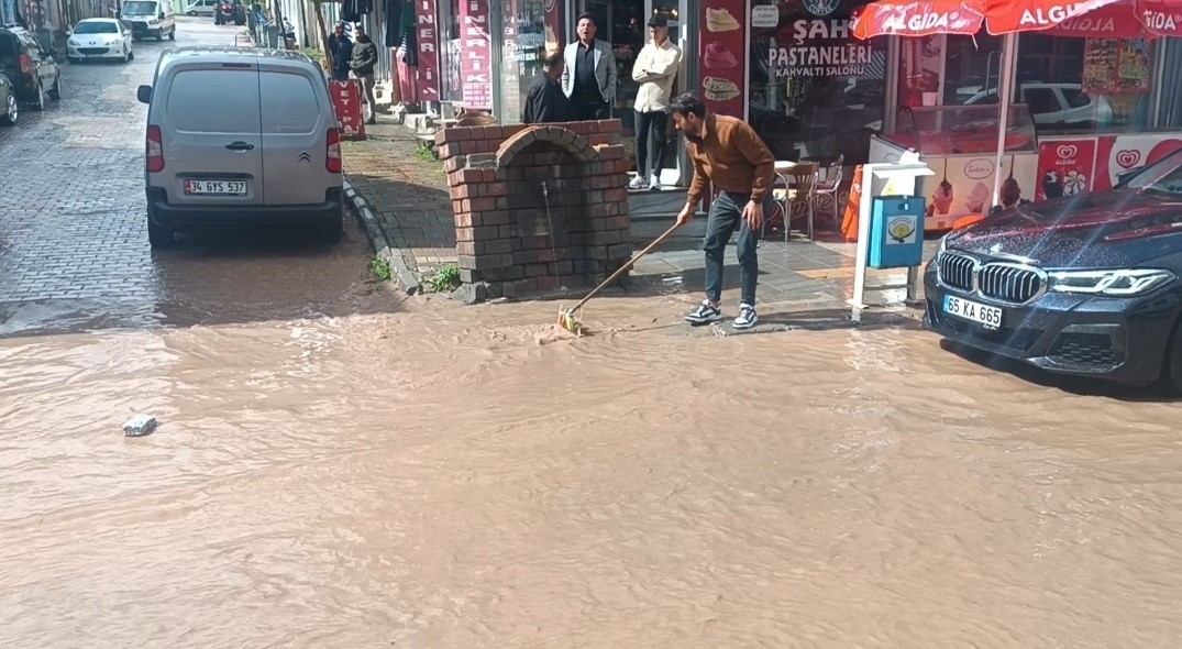 Özalp’te sağanak ve dolu yağışı