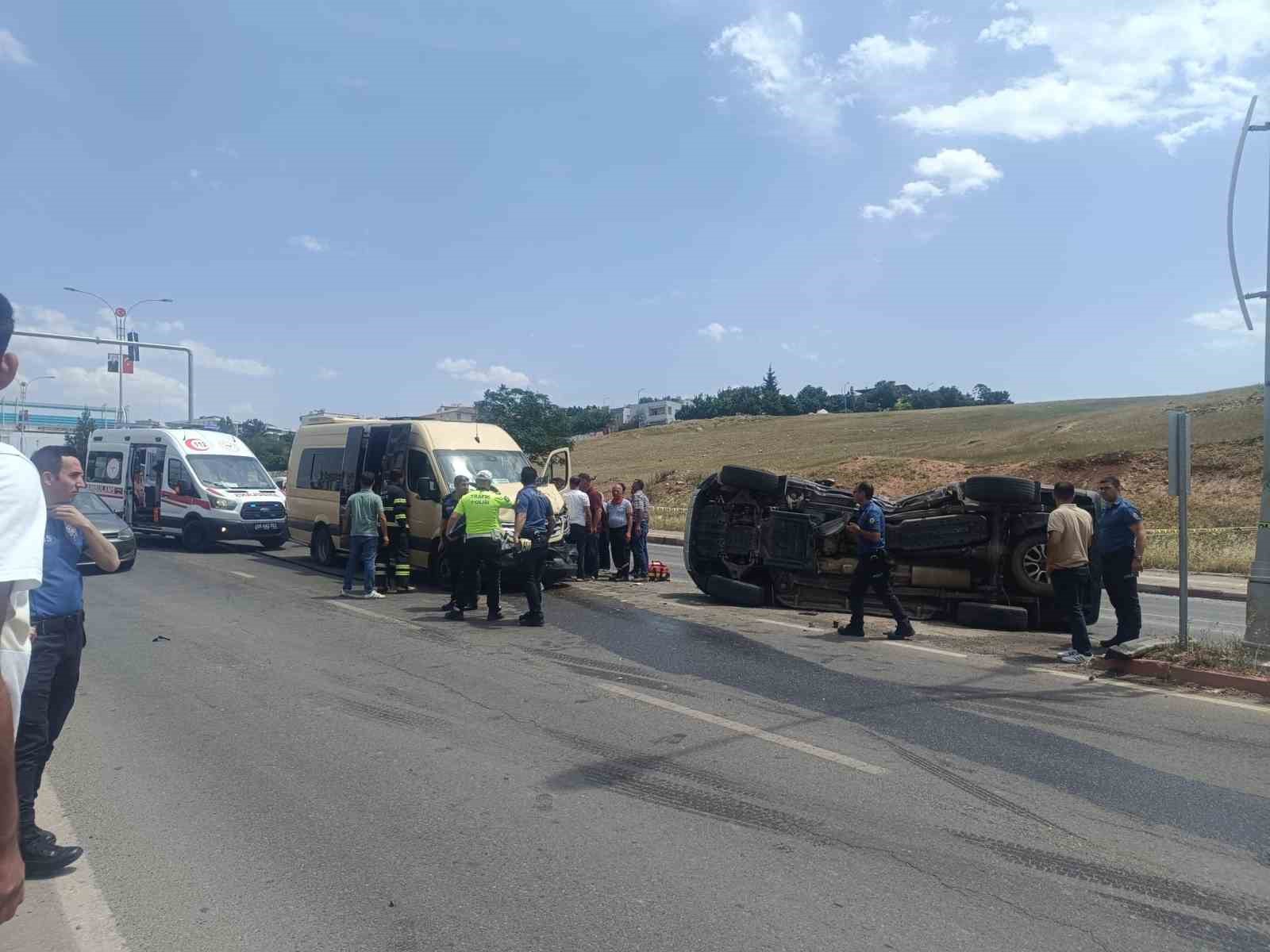 Pikap ile yolcu minibüsü çarpıştı: 1 yaralı