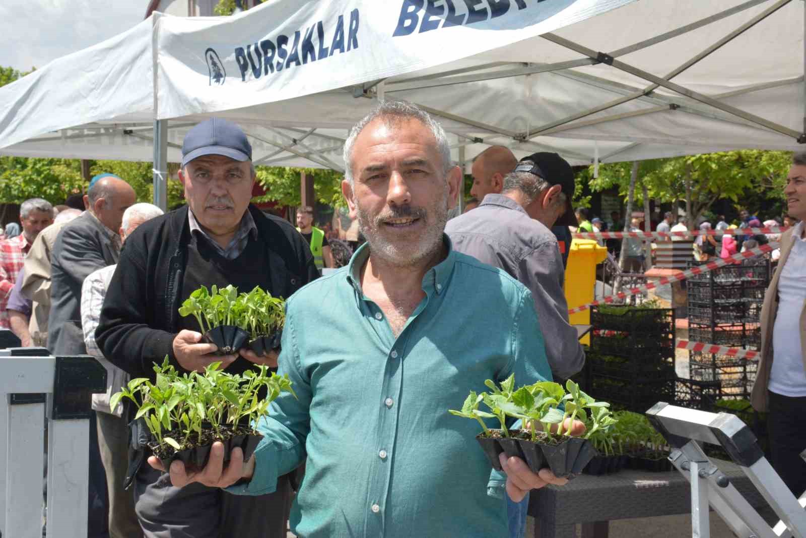 ANKARA’NIN PURSAKLAR BELEDİYESİ, ÇİFTÇİLİK ALANINDA FARKINDALIK OLUŞTURMAK AMACIYLA VATANDAŞLARA BİBER,