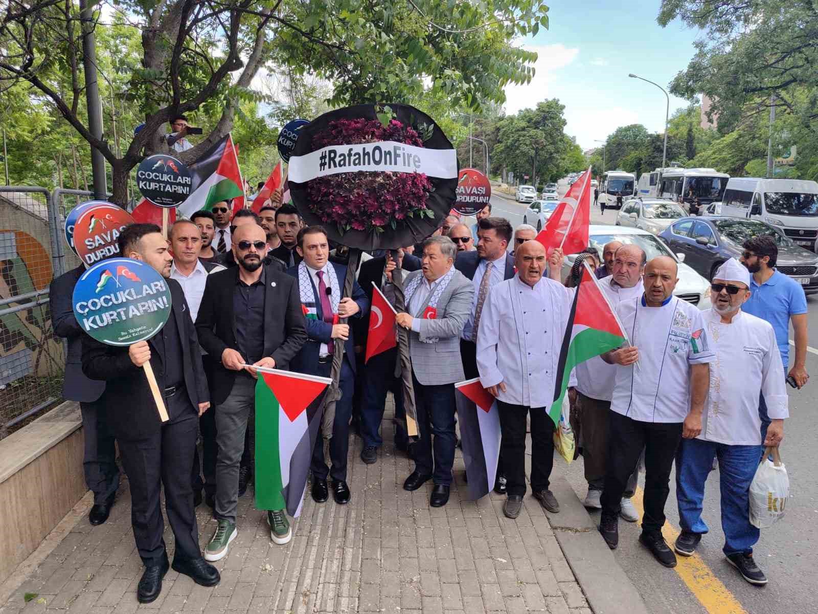 İSRAİL’İN REFAH’TAKİ ÇADIR KAMPLARINI BOMBALAMASI, İSRAİL’İN ANKARA BÜYÜKELÇİLİĞİ ÖNÜNDE PROTESTO