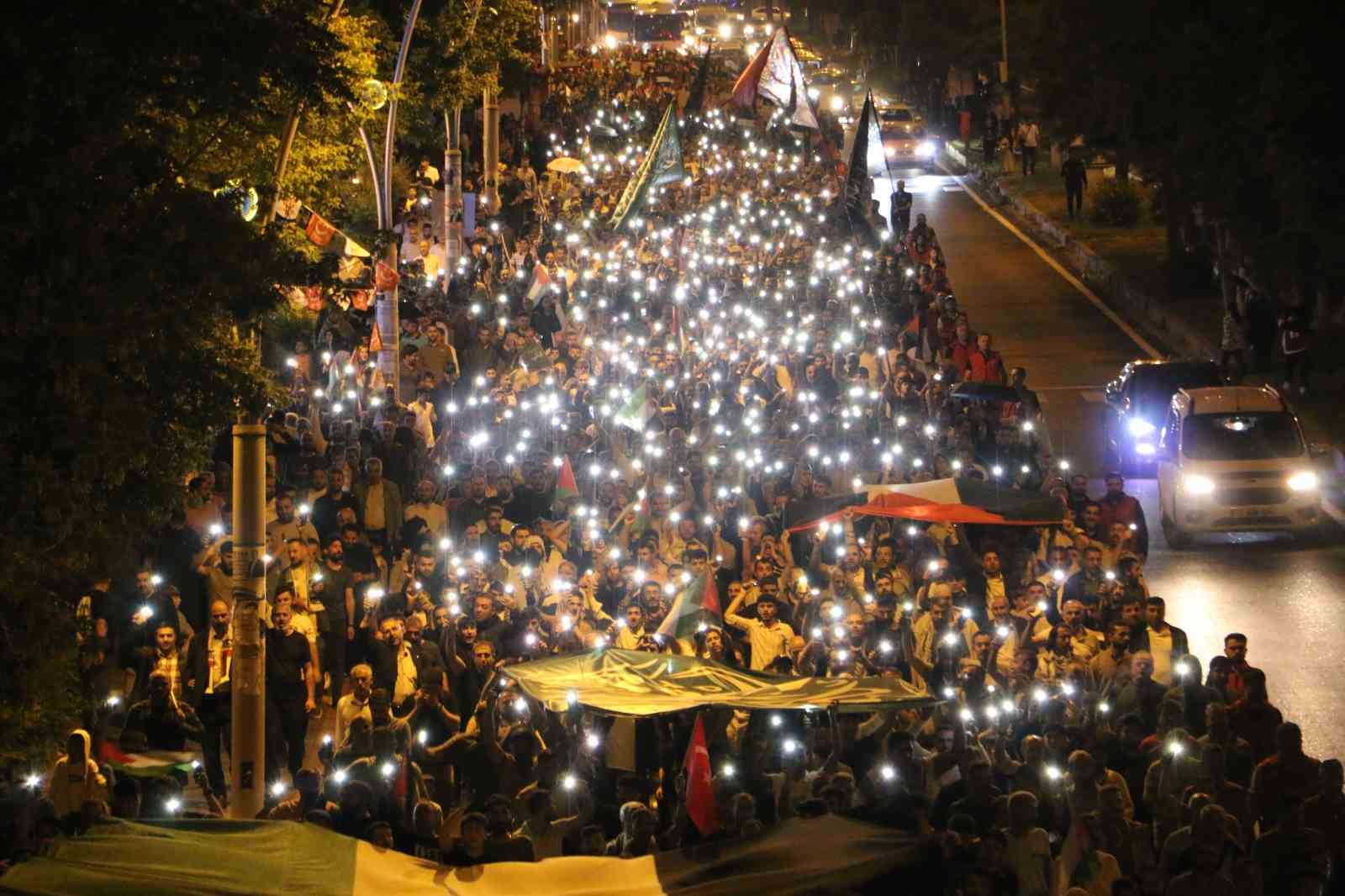 Refah’taki katliam Diyarbakır’da binlerce kişi tarafından protesto edildi