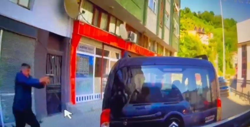 Rize’de 1 kişinin hayatını kaybettiği yol verme kavgası kamerada