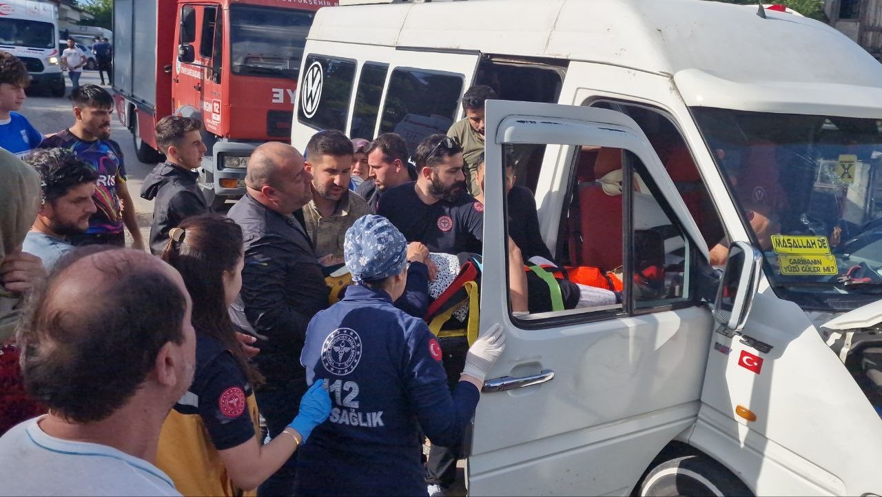 Sakarya’da otomobil ile minibüs kafa kafaya çarpıştı: 4 yaralı