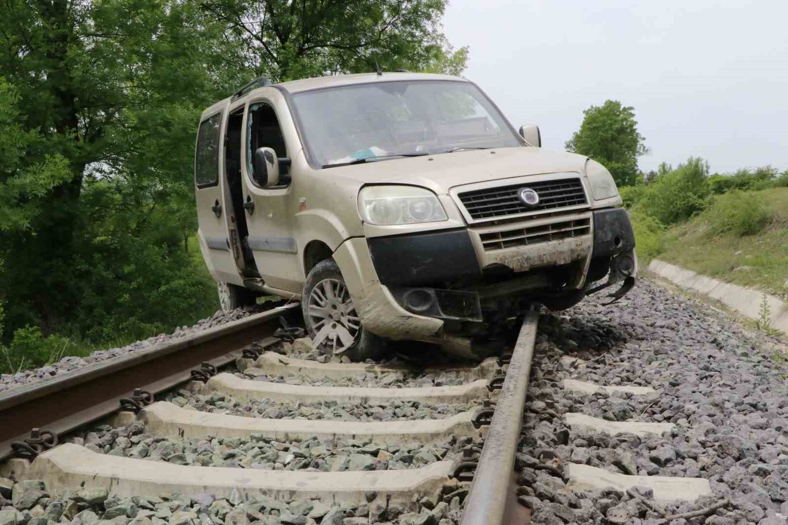 Samsun’da hafif ticari araç tren raylarına uçtu: 1 yaralı