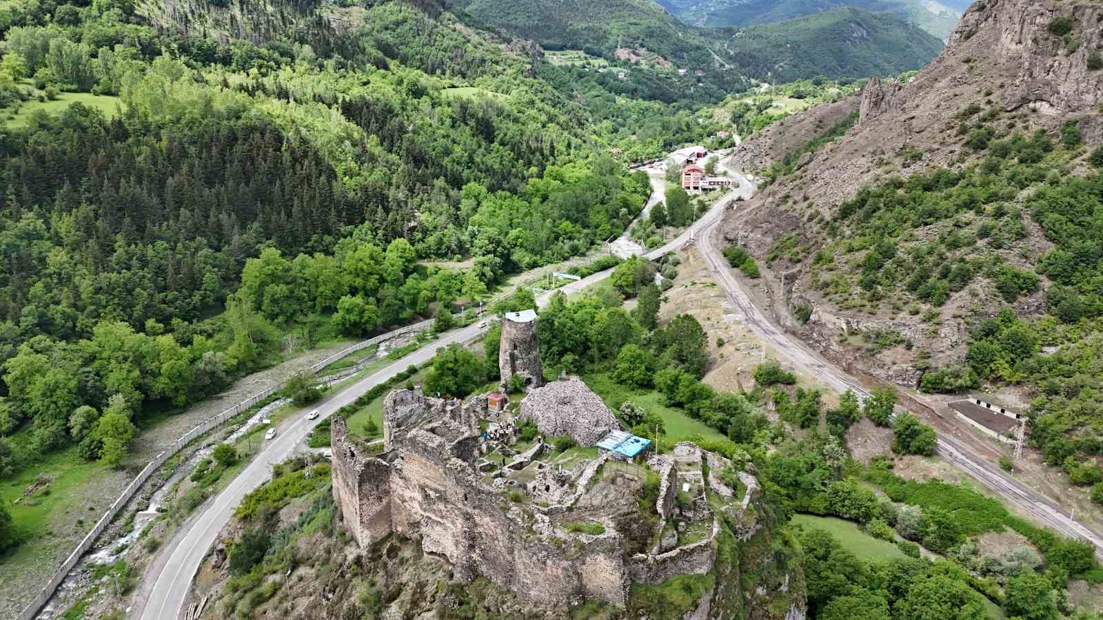 Şavşat’ın tarihi ve doğal güzelliklerini tanıtmak için bahar gezisi düzenlendi