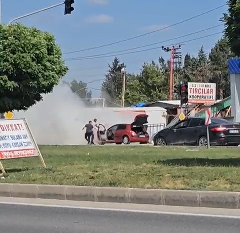 Seyir halindeki otomobil alev aldı