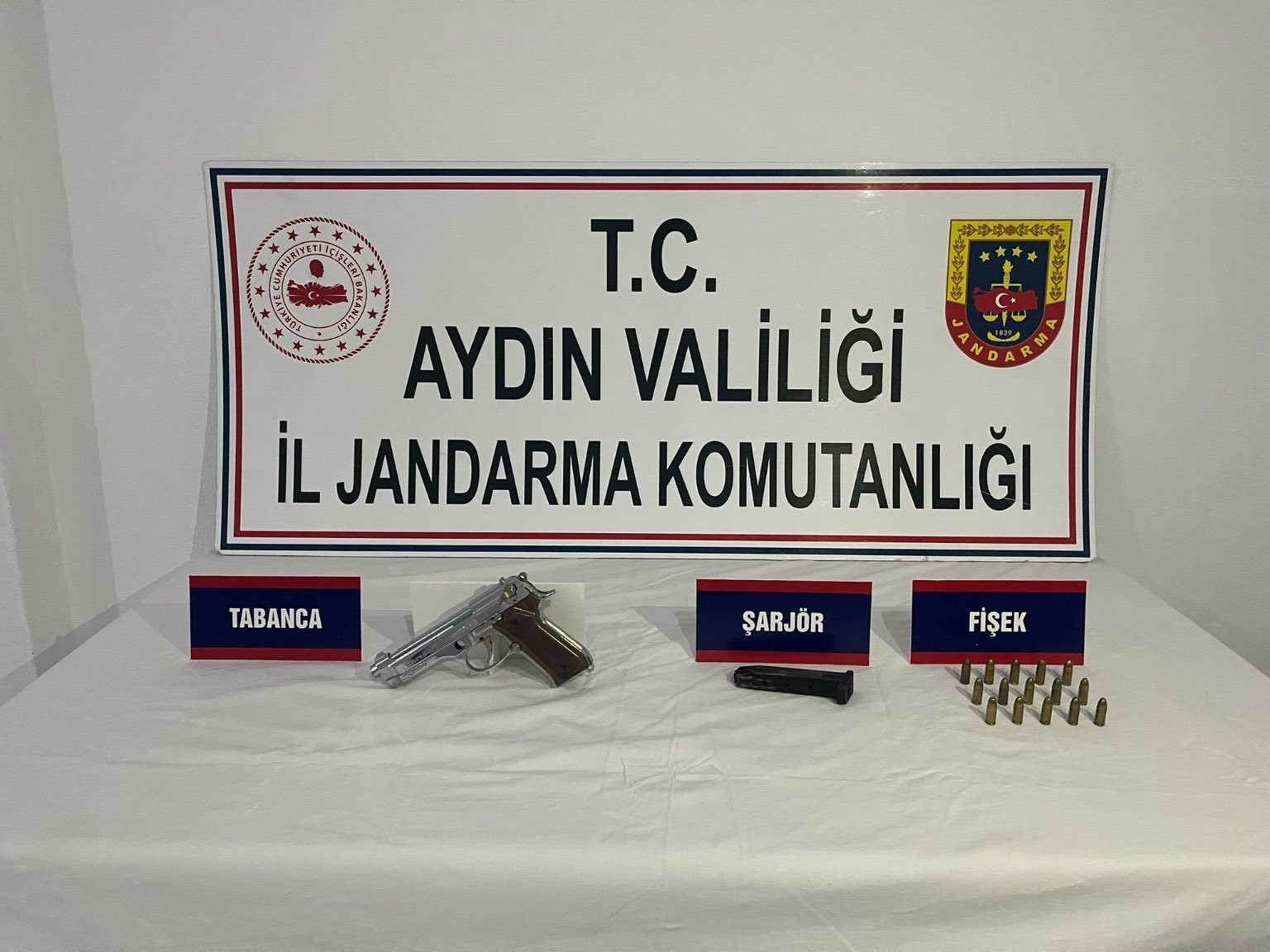 Silahını araziye fırlattı, jandarmanın dikkatinden kaçamadı