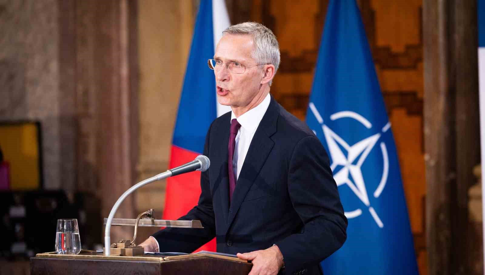 Stoltenberg: “Ukrayna’nın kendini savunma hakkı, Ukrayna dışındaki meşru askeri hedefleri vurmayı da içerir”