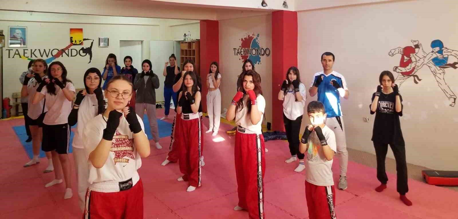 Sungurlu’da kick boks şampiyonları yetiştiriliyor