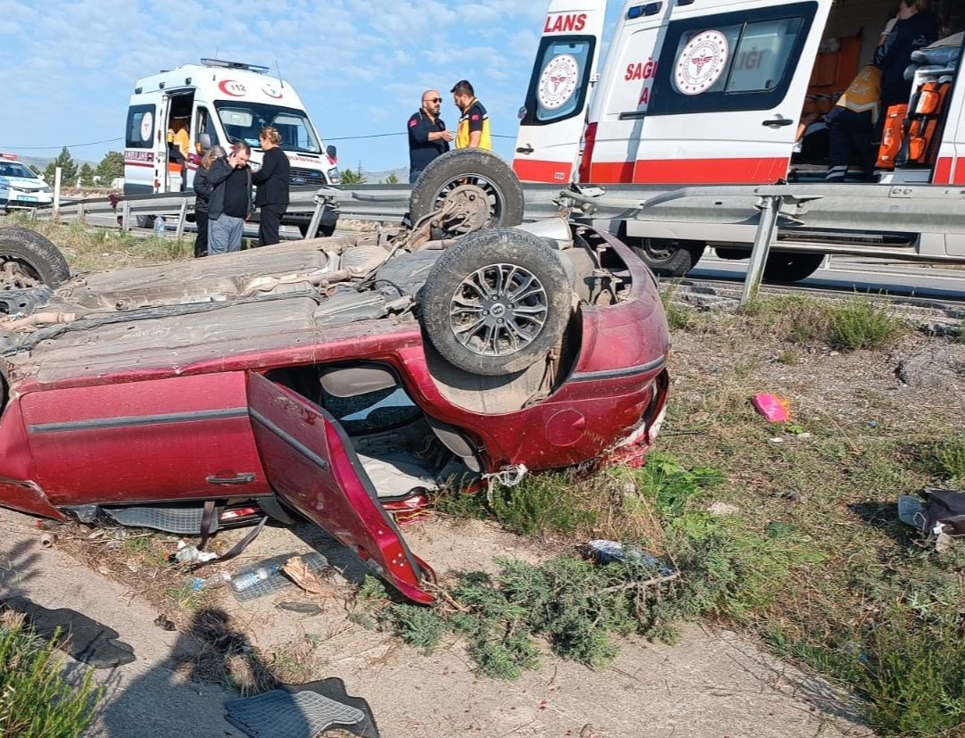 Takla atıp hurdaya dönen otomobilde 4 kişi yaralandı