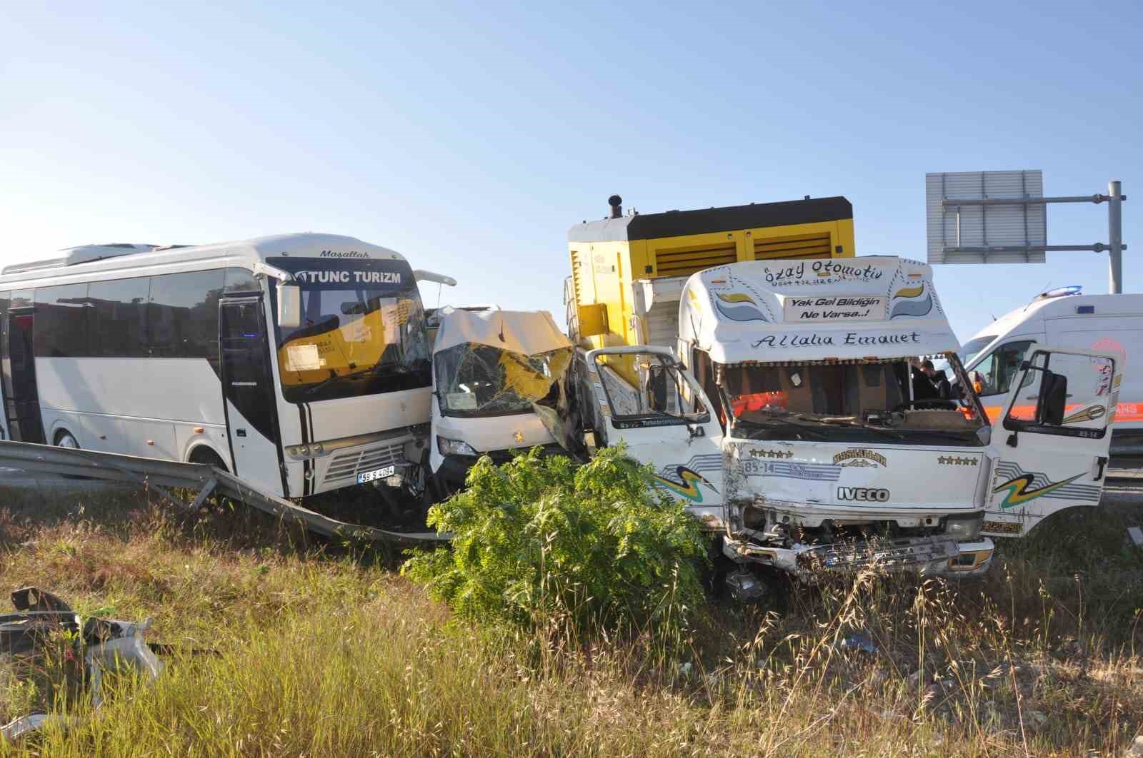 Tekirdağ’da işçi servislerine kamyonet çarptı: 18 yaralı