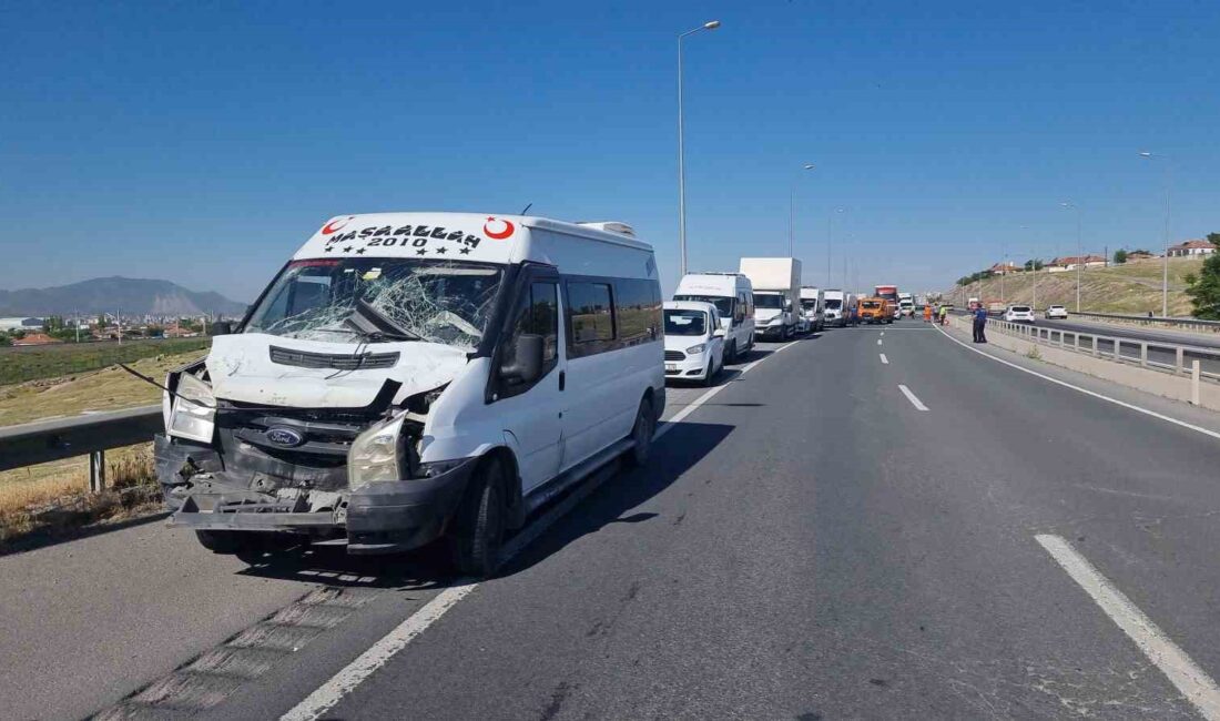 KAYSERİ'DE SEYİR HALİNDEKİ TIRIN DORSESİNDEN YOLA DÖKÜLEN MALZEME NEDENİYLE MEYDANA