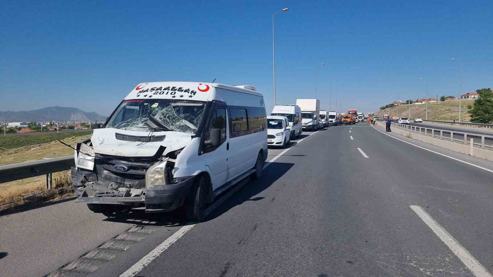 KAYSERİ'DE SEYİR HALİNDEKİ TIRIN DORSESİNDEN YOLA DÖKÜLEN MALZEME NEDENİYLE MEYDANA