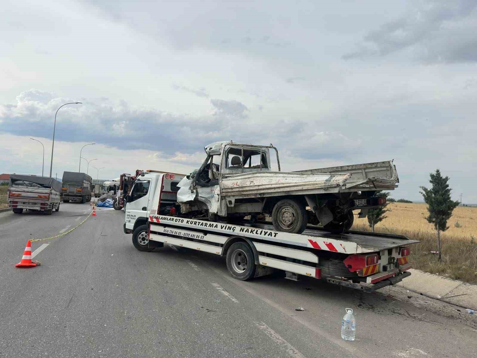 Tırla kamyonetin çarpıştığı kazada 2 kişi öldü, 1 kişi yaralandı