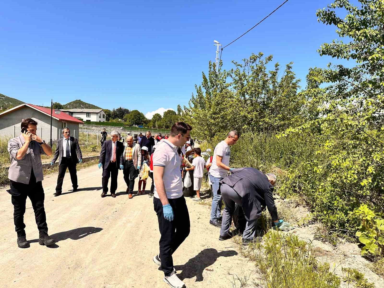 Tokatlı gençlerden Almus’a nefes aldıran temizlik seferberliği