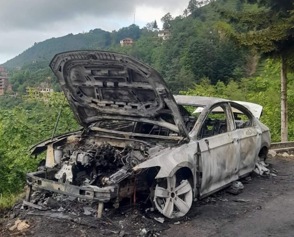 Trabzon’da park halindeki otomobil alev alev yandı