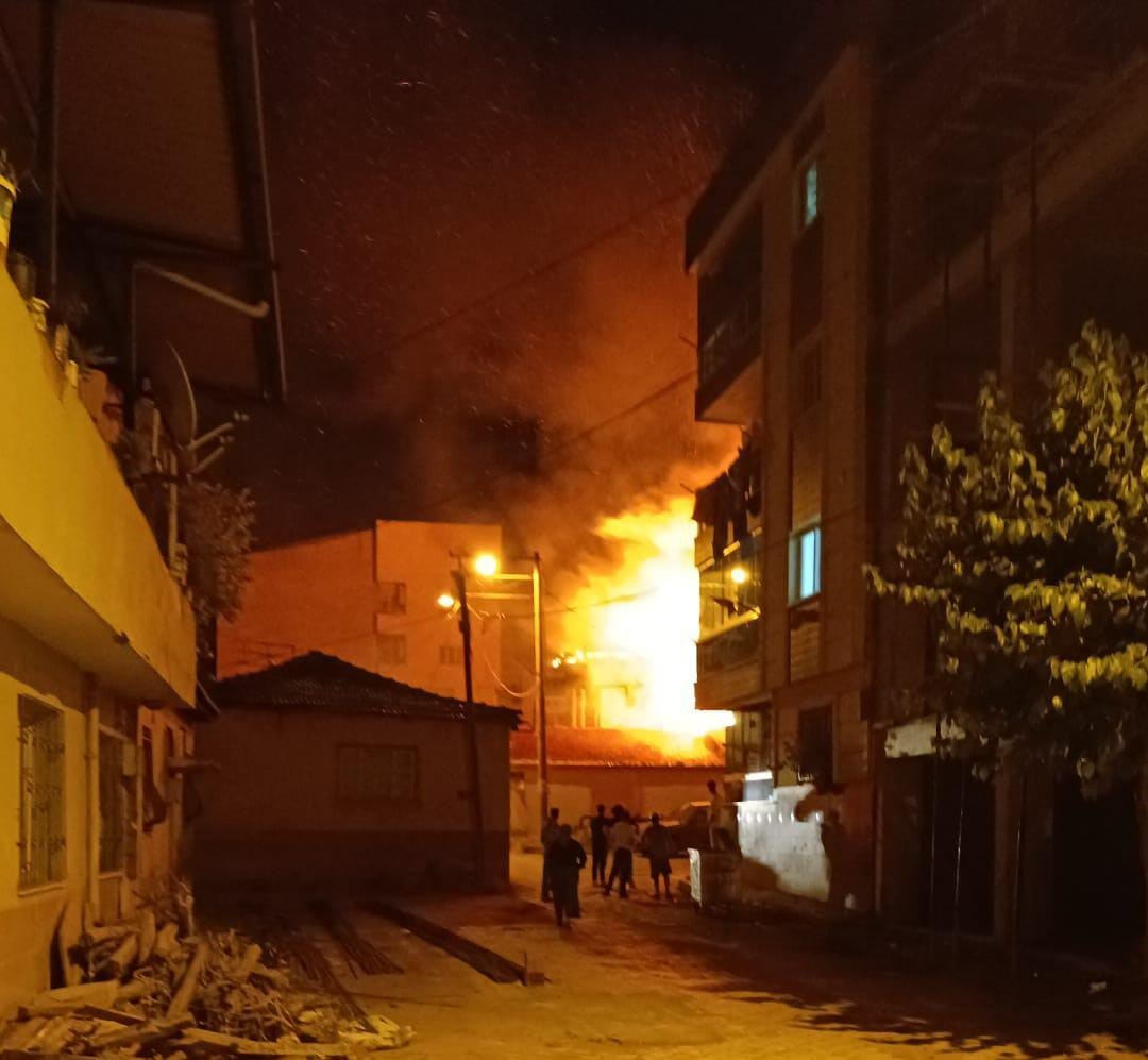 Turgutlu’da metruk binada çıkan yangın korkuttu