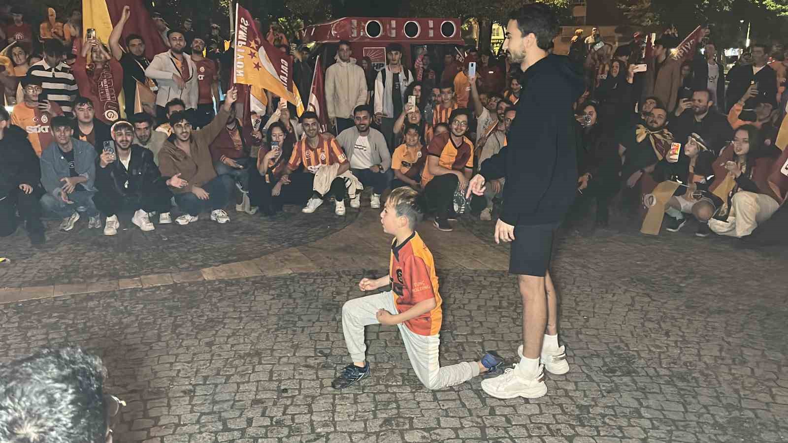 SÜPER LİG’DE GALATASARAY’IN ŞAMPİYONLUĞU UŞAK’TA ÇOŞKUYLA KUTLANDI.