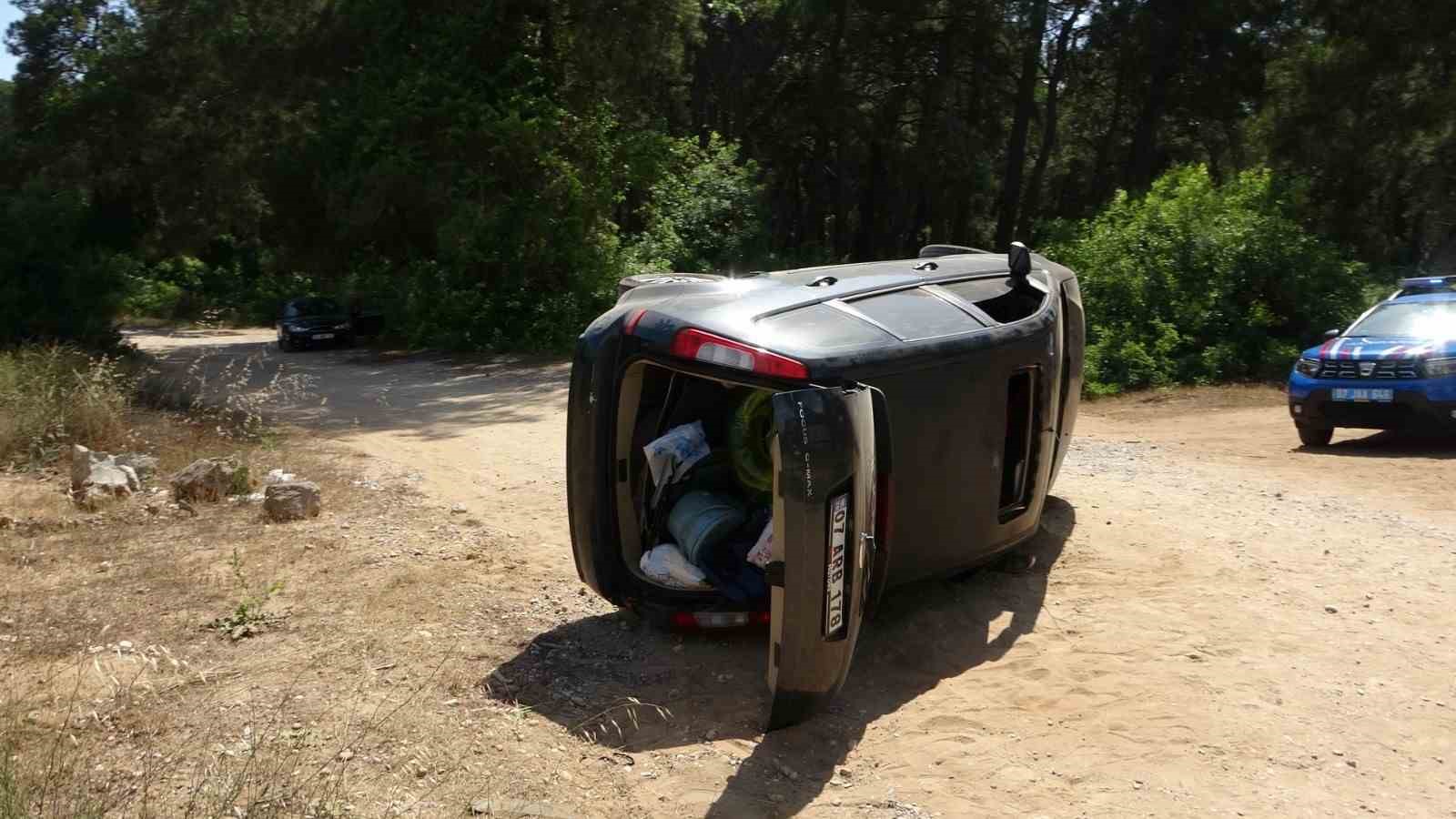 Virajı alamayan otomobil takla attı