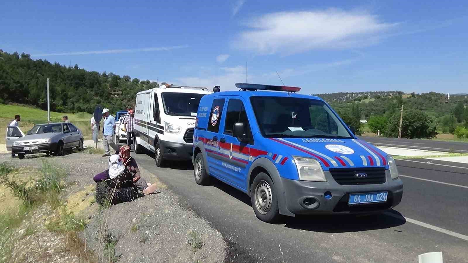 UŞAK'TA YOLUN KARŞISINA GEÇMEYE ÇALIŞANA YAŞLI ADAM, OTOMOBİLİN ÇARPMASI SONUCU