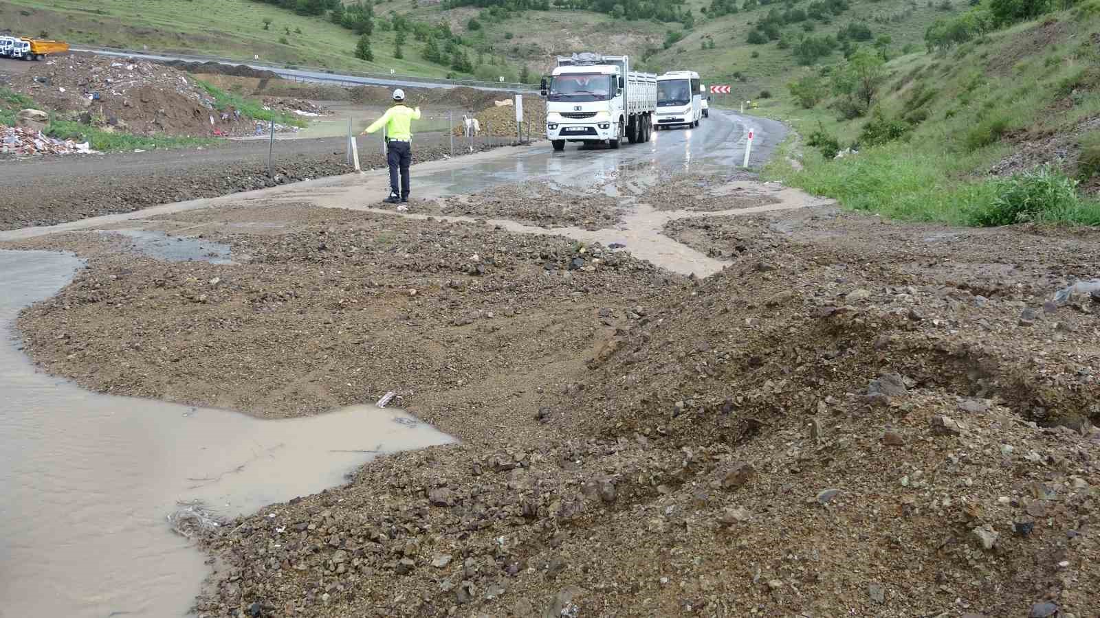 Yozgat’ta şiddetli yağış toprak kaymasına neden oldu, trafikte aksamalar yaşandı