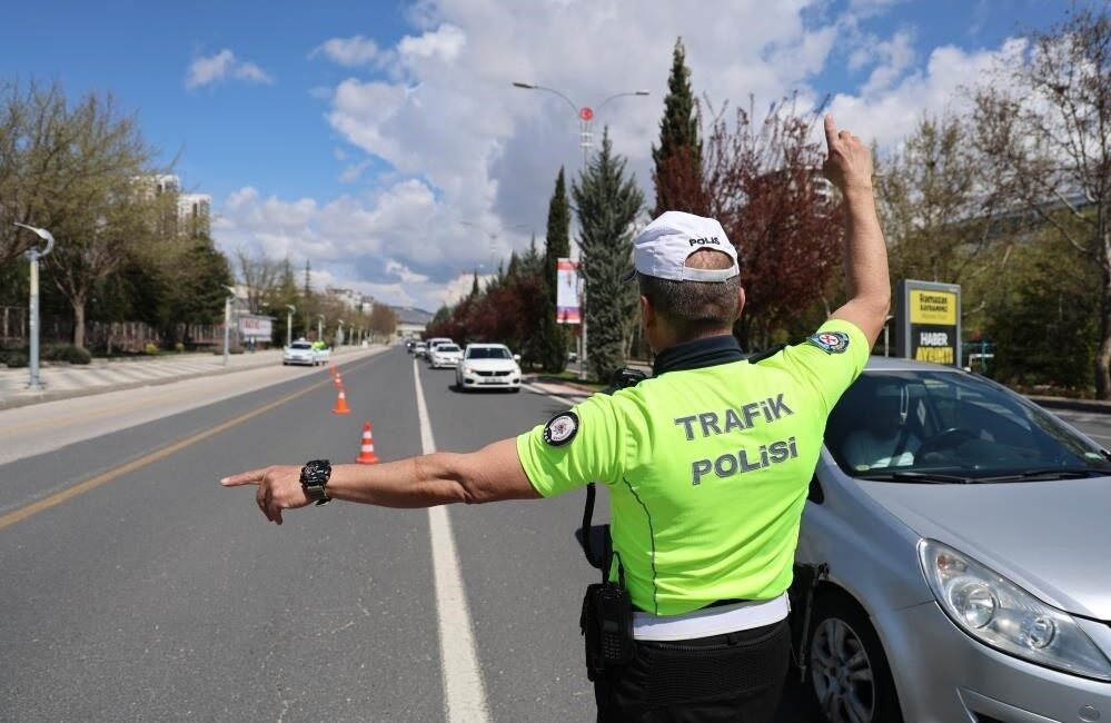 DÜZCE’DE DENETİM YAPAN POLİS