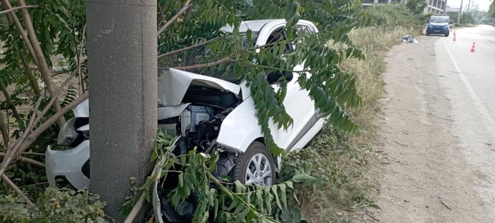 Kontrolden çıkan otomobil direğe çarptı, sürücü yaralandı