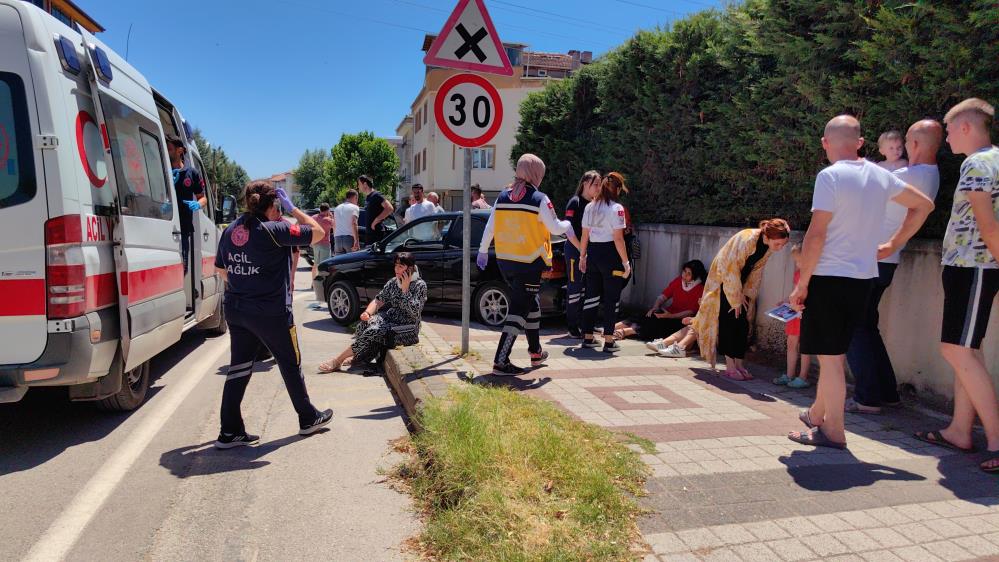 İnegöl’de Cip ile otomobil çarpıştı: 2’si çocuk 6 yaralı