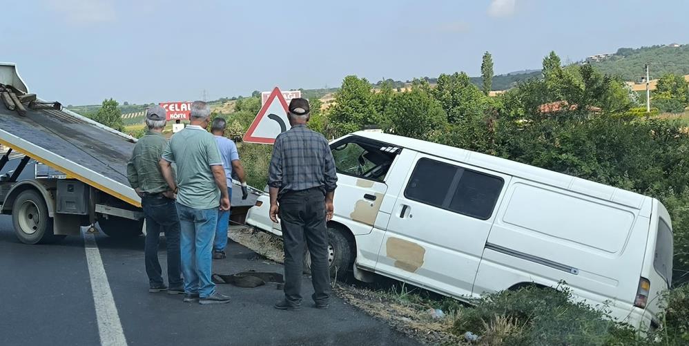 İnegöl’de kontrolden çıkan minibüs şarampole uçtu: 5 yaralı