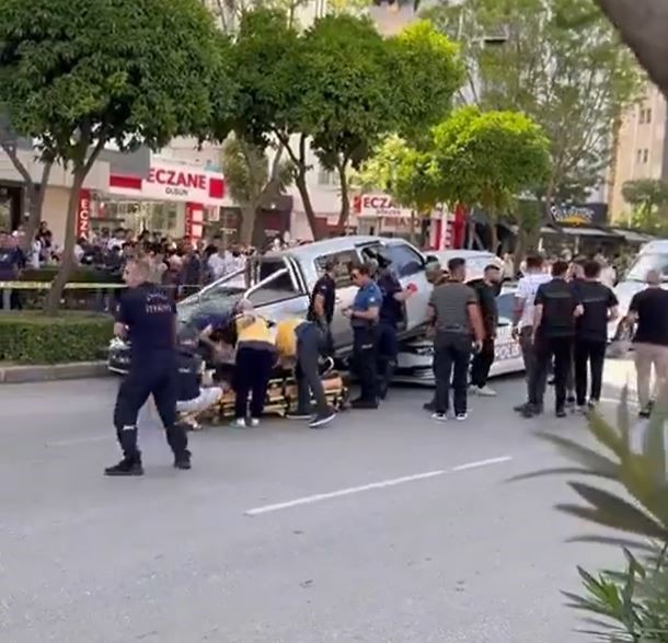 Adana’da kamyonet polis aracının üzerine uçtu: 2 yaralı